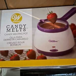 Wilton Candy Melts Pot in Purple and White